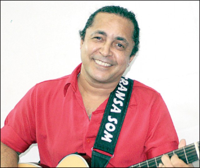 O cantor Marcos Valente faz shows no Pontapezinho