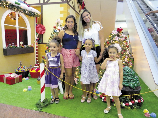 Crianças e adultos contemplam a decoração de Natal do Ilha Plaza Shopping
