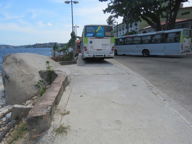 No ponto final do Bananal, ônibus da Paranapuan estacionados irregularmente sobre a calçada da orla
