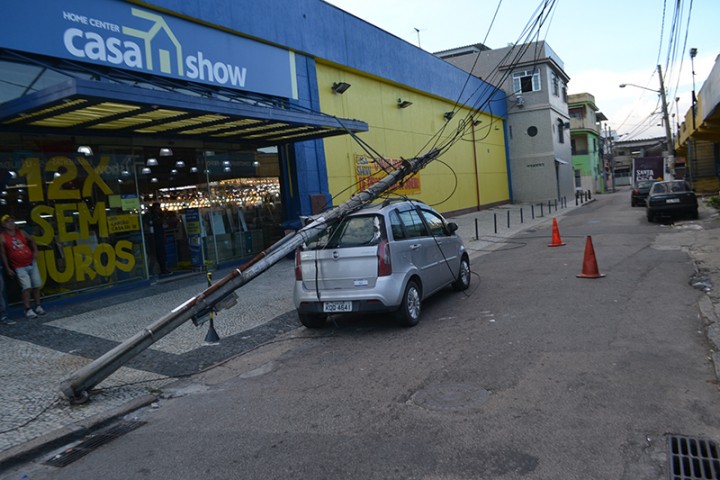 Poste atinge carro que passava pela Rua Naelza Soares, em frente ao Casa Show, na tarde desta quinta (26). Pedestres ja haviam denunciado o mau estado de conservação
