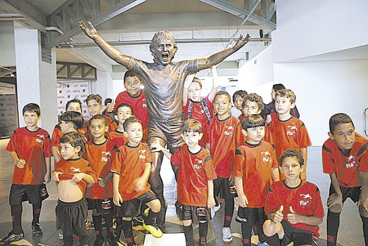Alunos da Fla-Ilha, escolinha de futebol oficial do Flamengo na região, visitaram o Maracanã e a Gávea, onde tiraram foto com a estátua de Zico, maior ídolo rubro-negro. O telefone da Fla-Ilha é 3091-7447