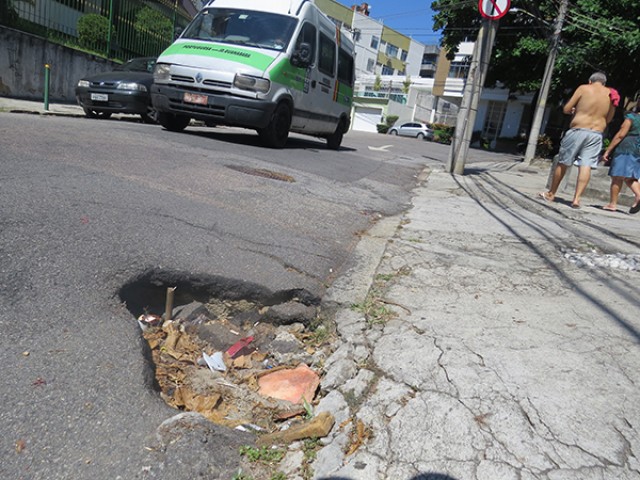 No ínicio da Rua Colina, o asfalto começa a apresentar sinais de má conservação na via