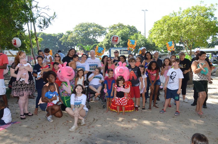 As famílias se reuniram na Praça Iaiá Garcia, na Ribeira, para reivindicar adaptações nas praças públicas