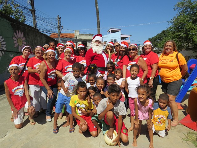 Voluntários da ONG Solidariedade e crianças da Casa Sorriso da Criança receberam a visita do Papai Noel
