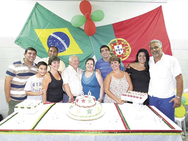 No sábado (7), Alfredo Machado festejou 80 anos de vida, durante comemoração no salão de festas do Village onde recebeu parentes e amigos. Na foto, Machado com a esposa Elvira e familiares