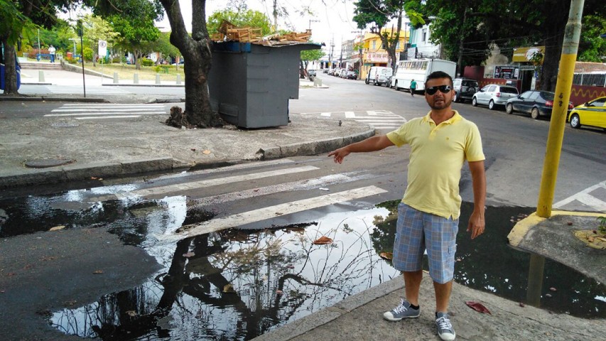 Na Rua Fernandes da Fonseca, no bairro da Ribeira, vazamento de esgoto forma uma poça fétida no terminal de ônibus próximo a Praça Iaiá Garcia
