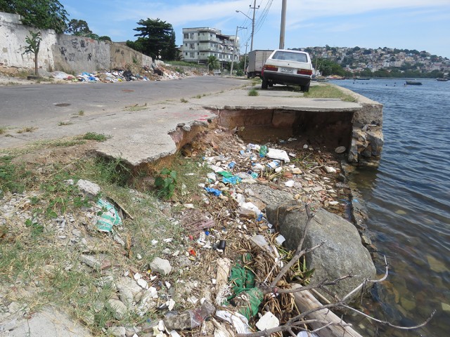 Na Praia da Rosa, esquina da Rua Amapurus, dano causado à calçada, pela força da água, impede a passagem de pedestres e é risco de novos desmoronamentos