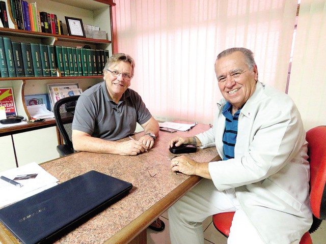 José Richard Waichel, fundador do Ilha Notícias, recebeu de José do Carmo Peixoto, presidente da ACM-Ilha, os cumprimentos pelos 40 anos do jornal