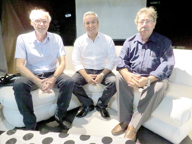 Os médicos Victor Berbara, Rômulo Capello e Pablo Vazquez durante reunião