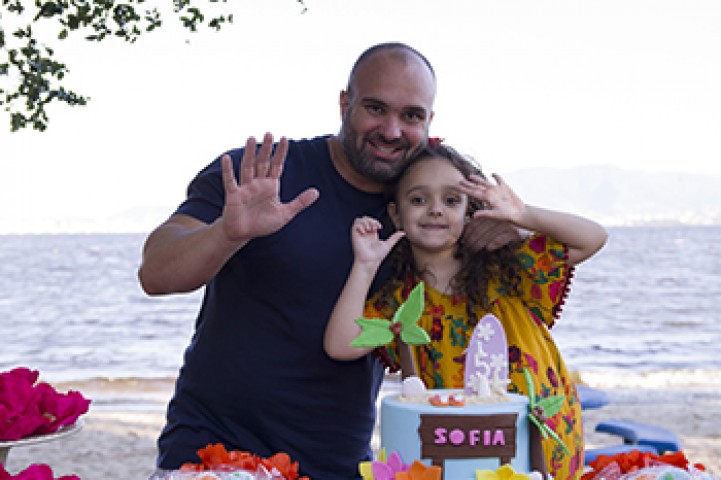 Sofia Rocha Waichel, com o papai Ricardo Balbi, completou cinco aninhos no dia 26 e curtiu muito a sua festa com os amiguinhos na praia do ICJG