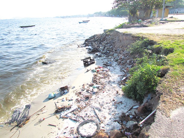 Orla da Praia de São Bento está tomada de lixo