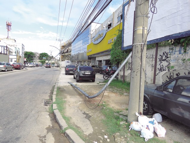 Na Av. Cel. de Oliveira Sampaio, perto da igreja  Unidade em Cristo, um poste está caído há 30 dias 