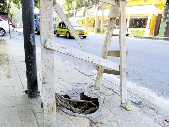 Bueiro está com a tampa quebrada na Rua Cambaúba