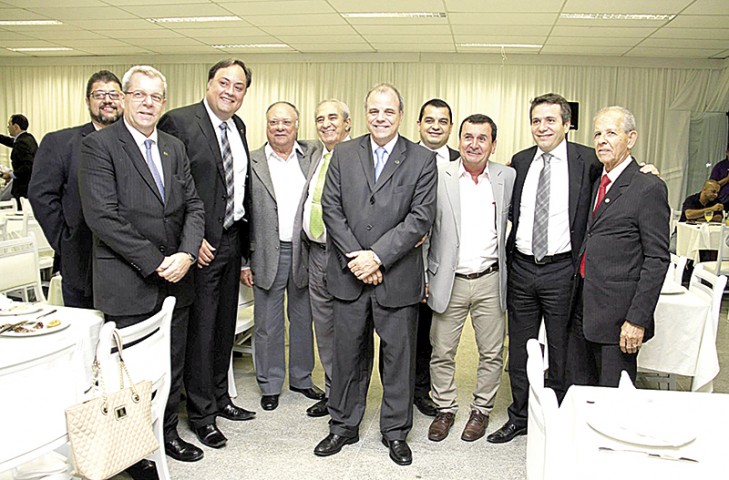 O presidente da OAB-Ilha, Luiz Carlos Varanda (ao centro) durante as comemorações do Dia do Advogado ao lado de colegas da OAB de diversas regiões durante jantar na Churrascaria Mocellin