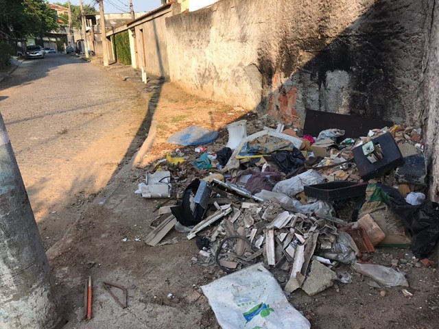 Na Rua Carlos Ilidro, 514, lixo colocado por moradores na calçada é foco de insetos e atrapalha os pedestres
