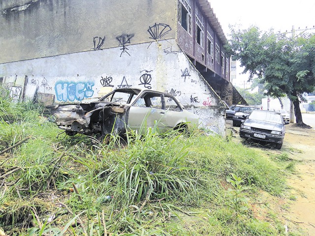 Veículo depenado está há meses abandonado em um terreno com mato alto na Estrada Rio Jequiá