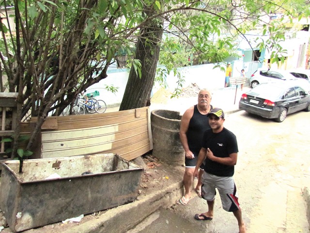 Sem caçambas para o lixo, moradores improvisam na Rua João Teles