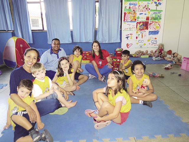 A coordenadora do projeto, Ednéia Costa, junto com seus auxiliares e alunos do Aceminho 