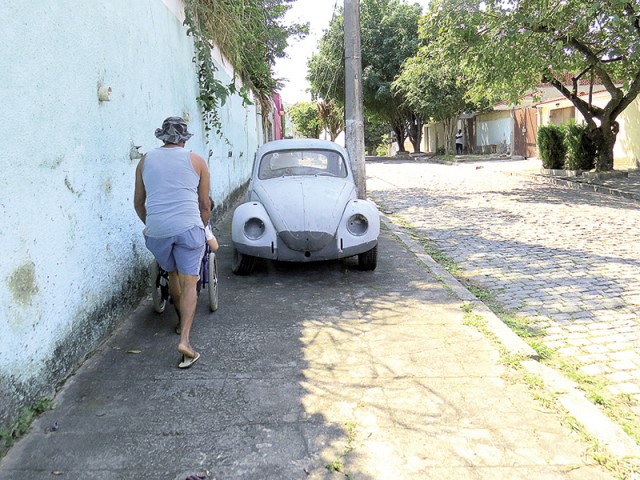 Carro ocupa a calçada da Rua Cesário Aguiar dificultando passagem de cadeirantes 