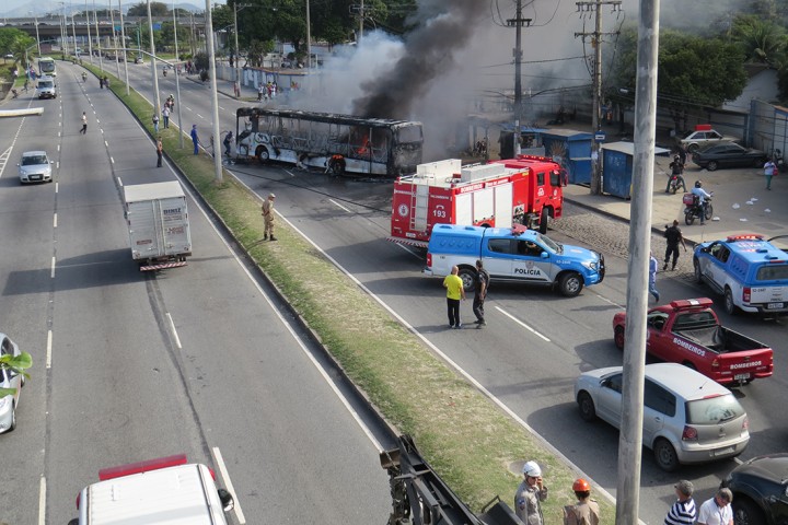 O ônibus em chamas, a poucos metros do acesso ao aeroporto, impediu o trânsito na Estrada do Galeão e gerou medo 