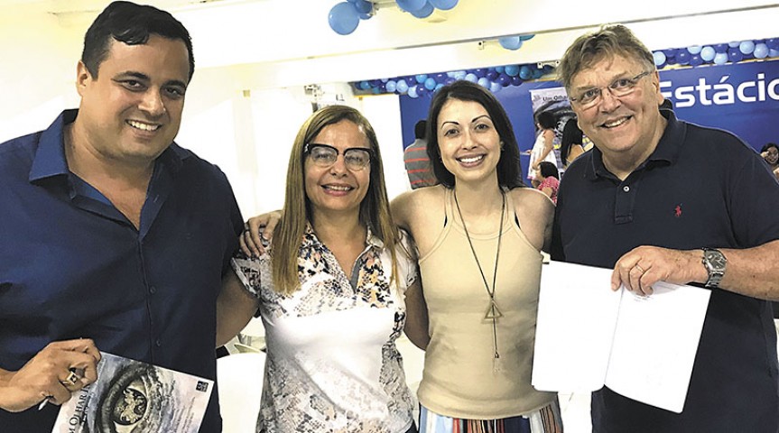 Um dos momentos marcantes da cultura insulana em 2017 foi o lançamento do livro "Um Olhar Insular", de Giano Azevedo em outubro. Na foto, Marcelo Salim, Lani Menezes, Nathalia Wigg e José Richard