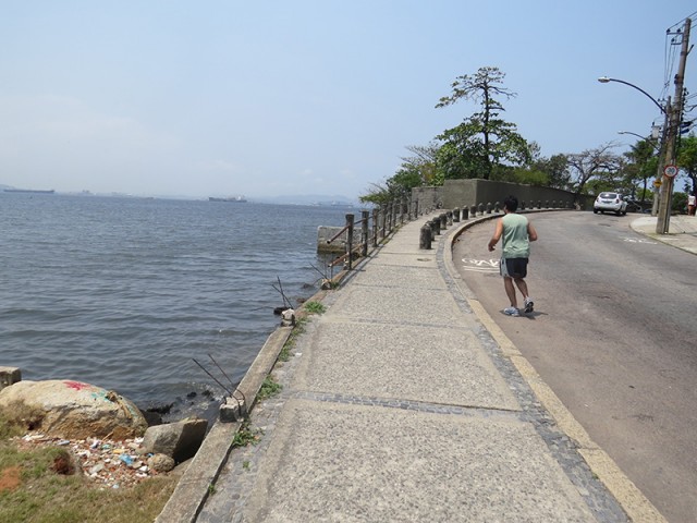 Parte da mureta de proteção está destruída na Praia da Guanabara