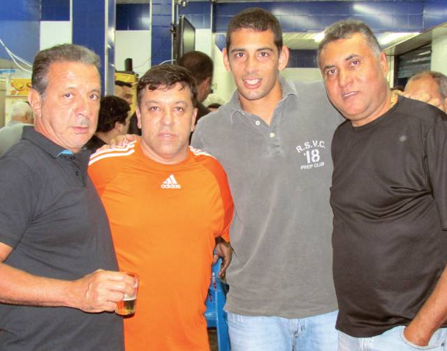 Cacau (de laranja) com Diego Souza e amigos. No detalhe, Cacique de Ramos