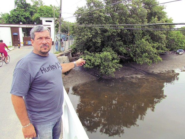 Ricardo Tavares, presidente da Associação de Moradores da comunidade, está preocupado com o manguezal