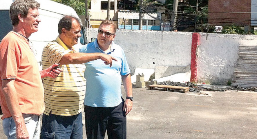 Junto com Djalma Falcão e José Richard, Ney Filardi indica onde será construída a capela de São Jorge, no estacionamento, ao lado da quadra