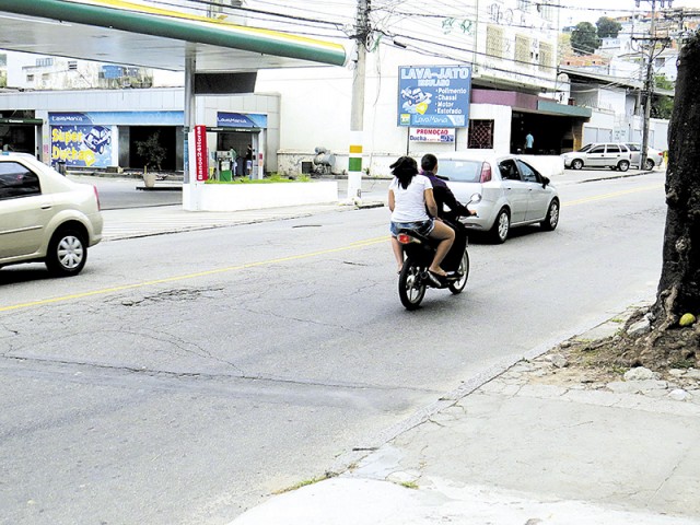 Na Estrada do Dendê, moto sem placa e pessoas sem capacete