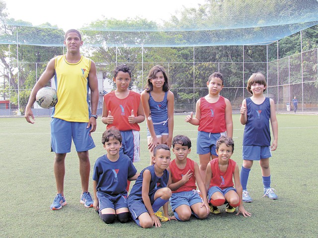 Para incentivar os alunos nos treinos de futebol, ACM promove o tradicional Campeonato Brasileirinho. A criançada aproveita para se preparar durante as aulas