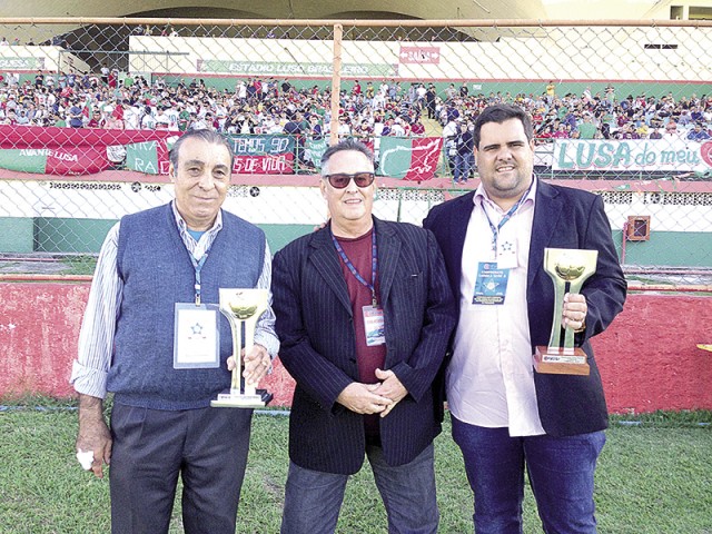 O presidente, João do Rego e o diretor de futebol da Portuguesa, Marcelo Barros receberam de Adilson Carioca, da Ferj, os troféus de campeões do Torneio da Capital coquistado pelo profissional dos juniores 