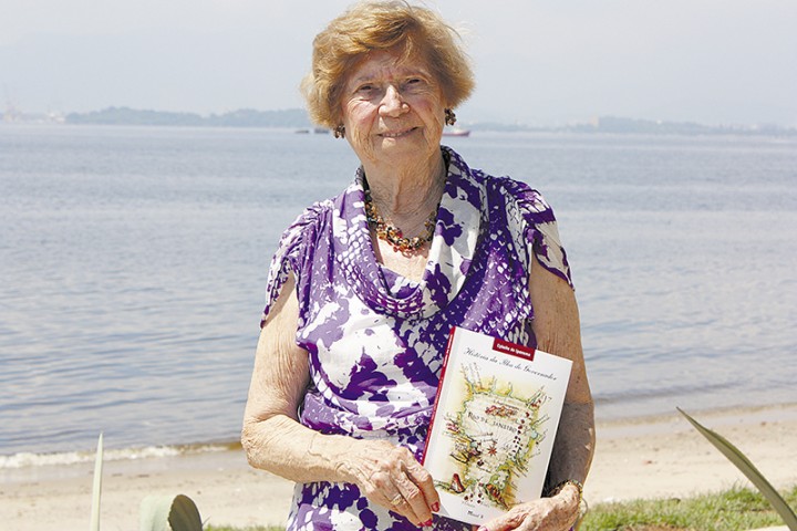 A escritora Cybelle mostra no livro o amor pela Ilha