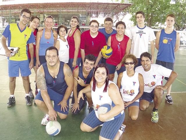 O professor Léo Barros (esq.) e alguns dos  jogadores de voleibol da próxima Acemíada: Ilha está pronta para receber os jogos da competição