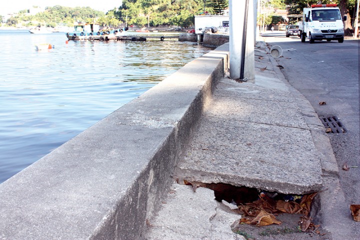 Buracos são perigosos para os pedestres na calçada da Praia das Pitangueiras