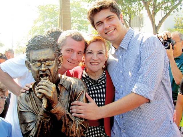 A mãe, a irmã e o filho do cantor posam ao lado direto da estátua junto com autoridades e o escultor da obra