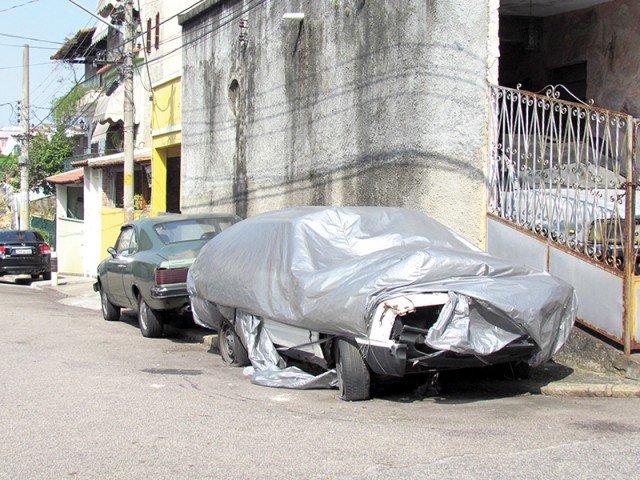 Carro abandonado na Rua Amanda Guimarães