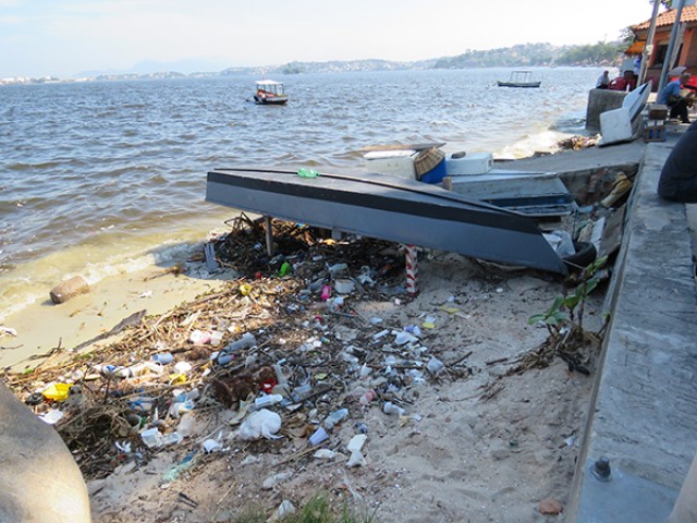 Na praia do Bananal, altura da pedra da onça, a maré alta traz lixo que se acumula às margens da praia