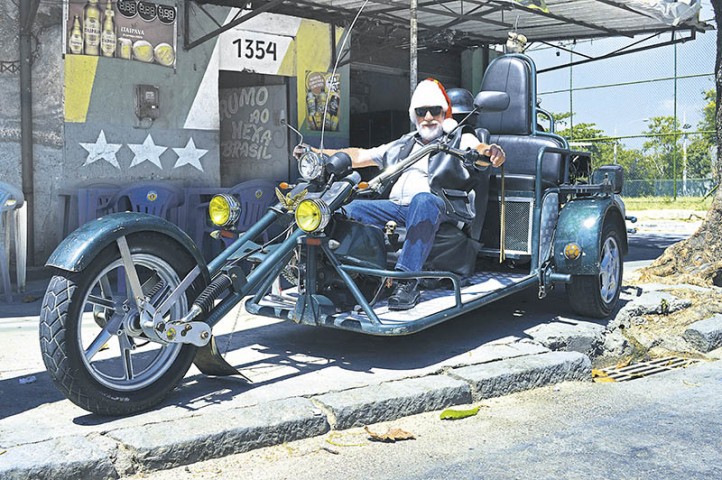 Antônio Fernandes  com seu triciclo 