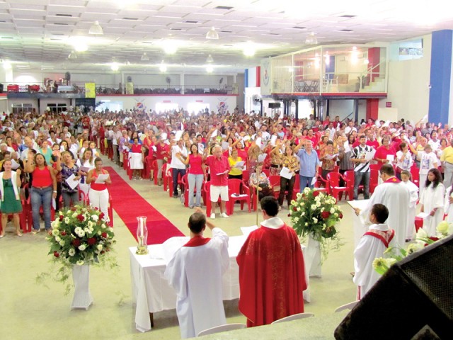 Centenas de pessoas assistiram a missa celebrada pelo padre Jovir na quadra no dia de São Jorge