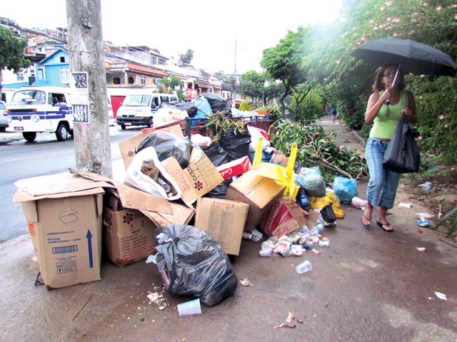 A grande quantidade de lixo na ciclovia da Estrada Rio Jequiá atrapalha a passagem dos pedestres e atrai ratos