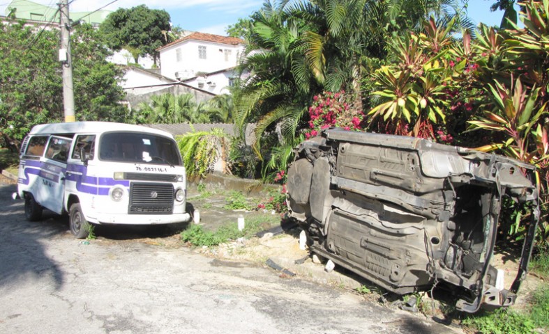 Kombi quebrada e carro virado, abandonados na Rua Jarinu, próximo 418
