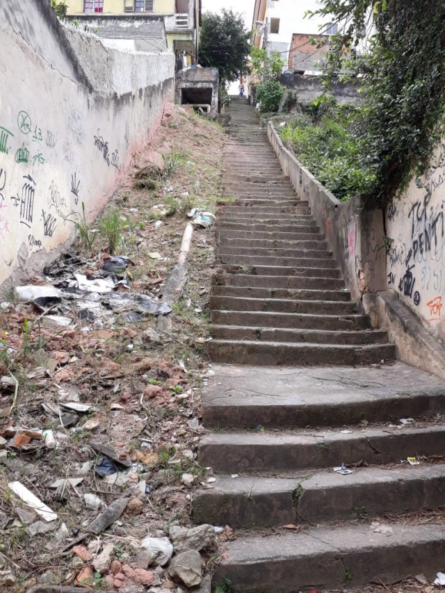 A escadaria entre a Estrada da Cacuia e a Rua Barbara de Castilho, apresenta sinais de abandono