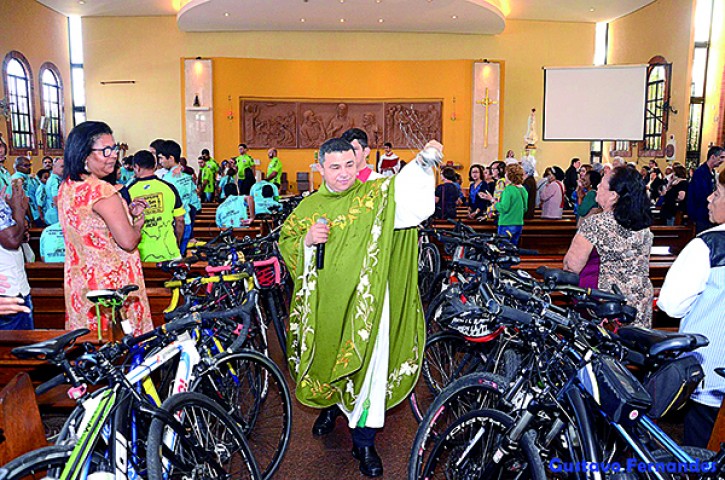 Cerca de 50 ciclistas, da Acig, que vão pedalar até Aparecida do Norte no sábado (29), estiveram na missa da igreja N. S. Aparecida e foram abençoados, junto com suas bicicletas, pelo pároco Gilvan André