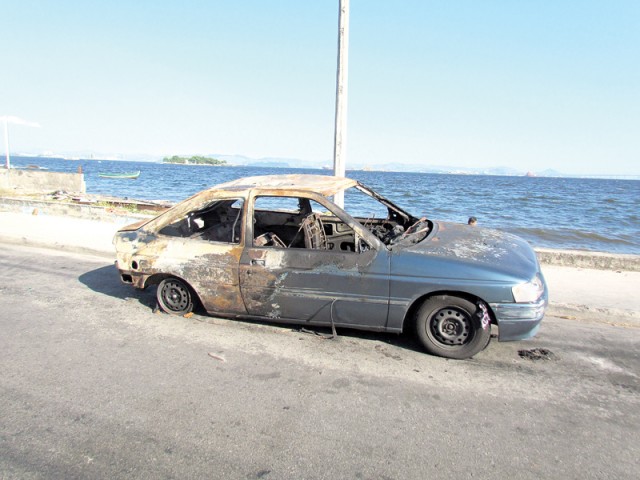 O Escort queimado está na Praia da Freguesia 