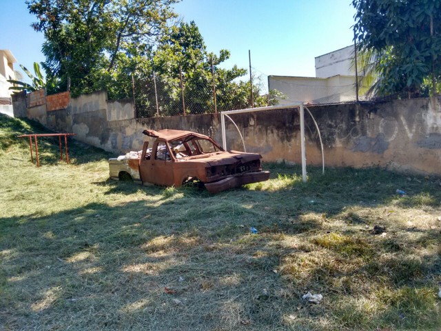 Carro queimado em praça abandonada na Rua Frank Garcia, no Moneró