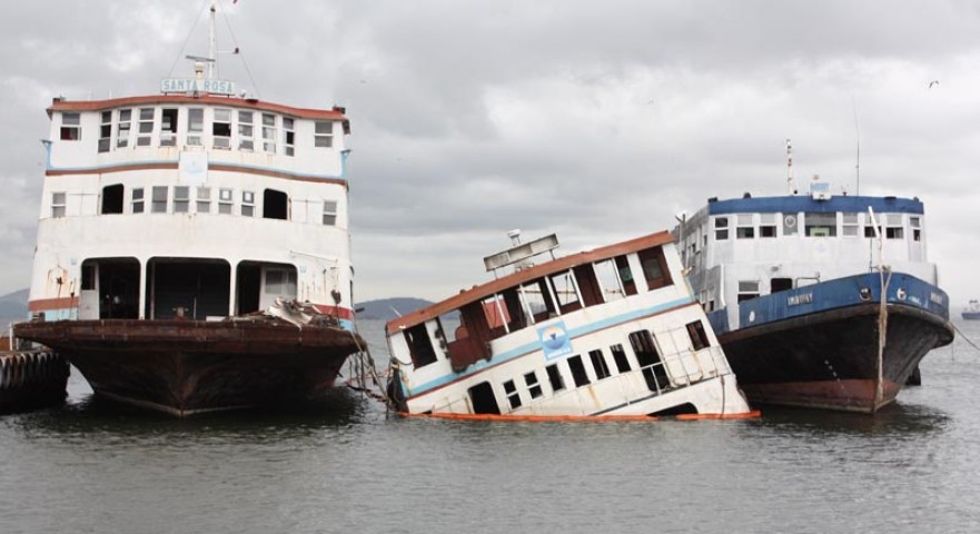 A barca que naufragou há mais de uma semana continua abandonada no Terminal do Cocotá