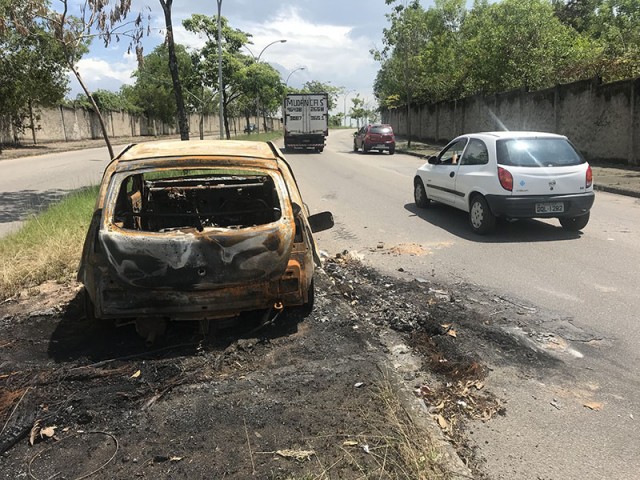 No canteiro central da Estrada Tubiacanga-Canárias mais um veículo foi queimado e está abandonado 