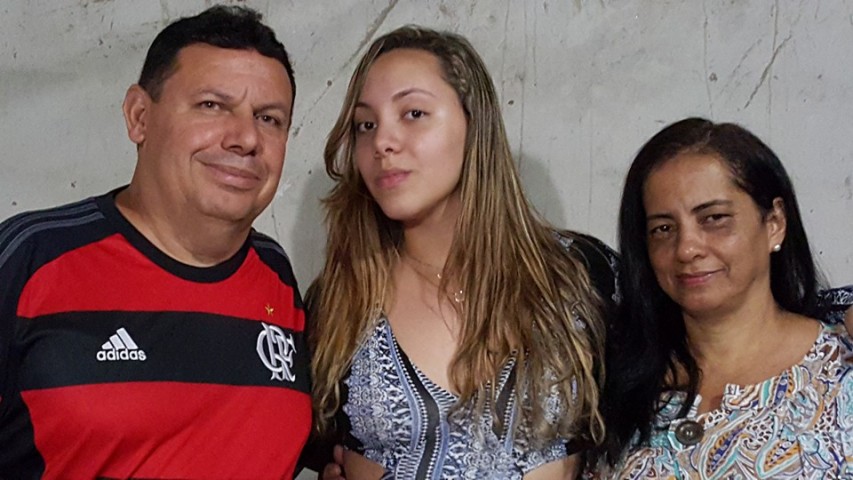 A debutante Victória Givigi comemorou o aniversário de 15 anos no dia três com um grupo de amigos e a família. Na foto, com os pais Aparecida  e José Givigi de Araújo. 
