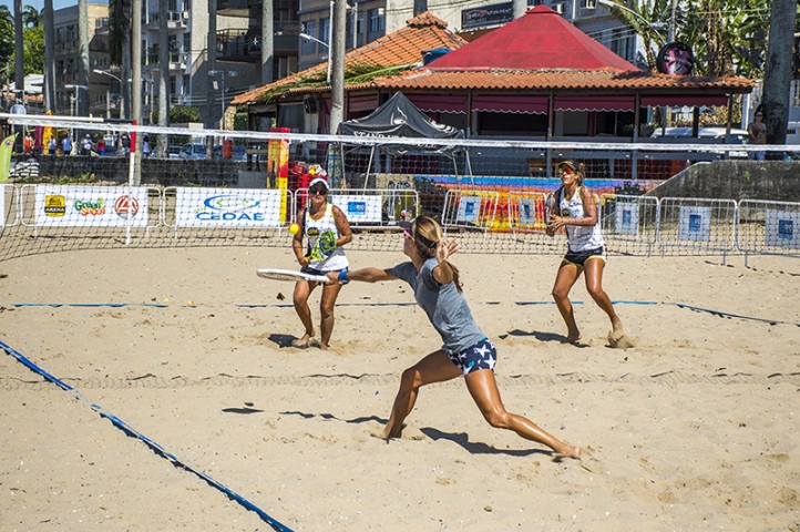 As atletas disputaram partida de Beach Tennis
